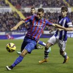 El defensa del Levante Iván López y el defensa de La Real Sociedad Pablo Hervias luchan por el balón durante el partido