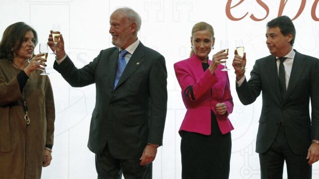 El presidente de la Comunidad de Madrid, Ignacio González (d), brinda con la delegada del Gobierno en la Comunidad de Madrid, Cristina Cifuentes (2ªd), y la alcaldesa Ana Botella (i) con el presidente de la Asamblea José Ignacio Echeverría (2ºi)