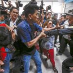 Manifestantes se enfrentan a un funcionario en un distrito de Bangkok en el que se canceló ayer la votación