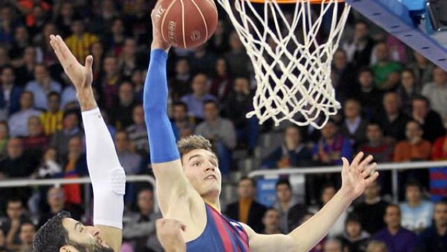 Hezonja, en un mate en el último Barça-Madrid en el Palau