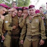 Soldados israelíes lloran la muerte de uno de sus compañeros ayer en los combates en Gaza