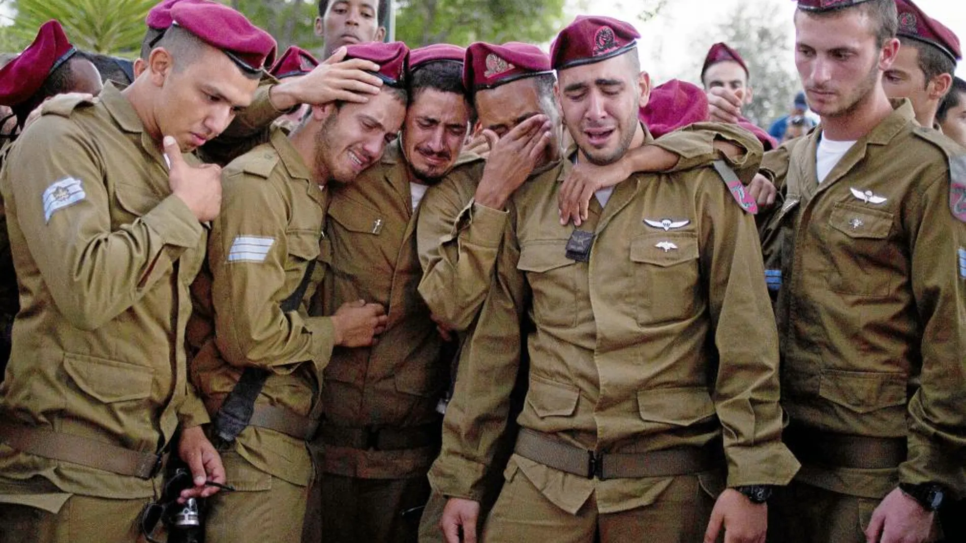 Soldados israelíes lloran la muerte de uno de sus compañeros ayer en los combates en Gaza