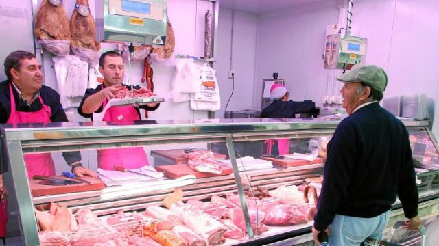 Un hombre se dispone a adquirir carne en un mercado de Valladolid