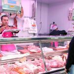Un hombre se dispone a adquirir carne en un mercado de Valladolid