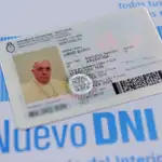  El Papa paga por su pasaporte para viajar como argentino
