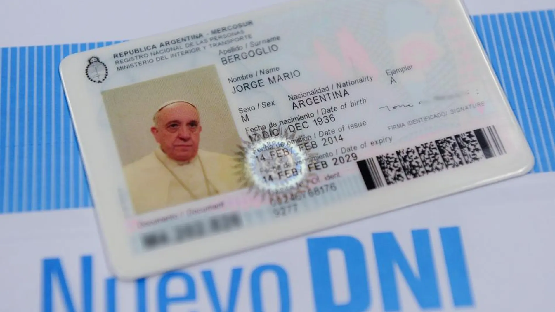 Fotografía cedida por el Ministerio de Interior y Transporte de Argentina en la que se observa el nuevo documento nacional de identidad (DNI) del Papa Francisco