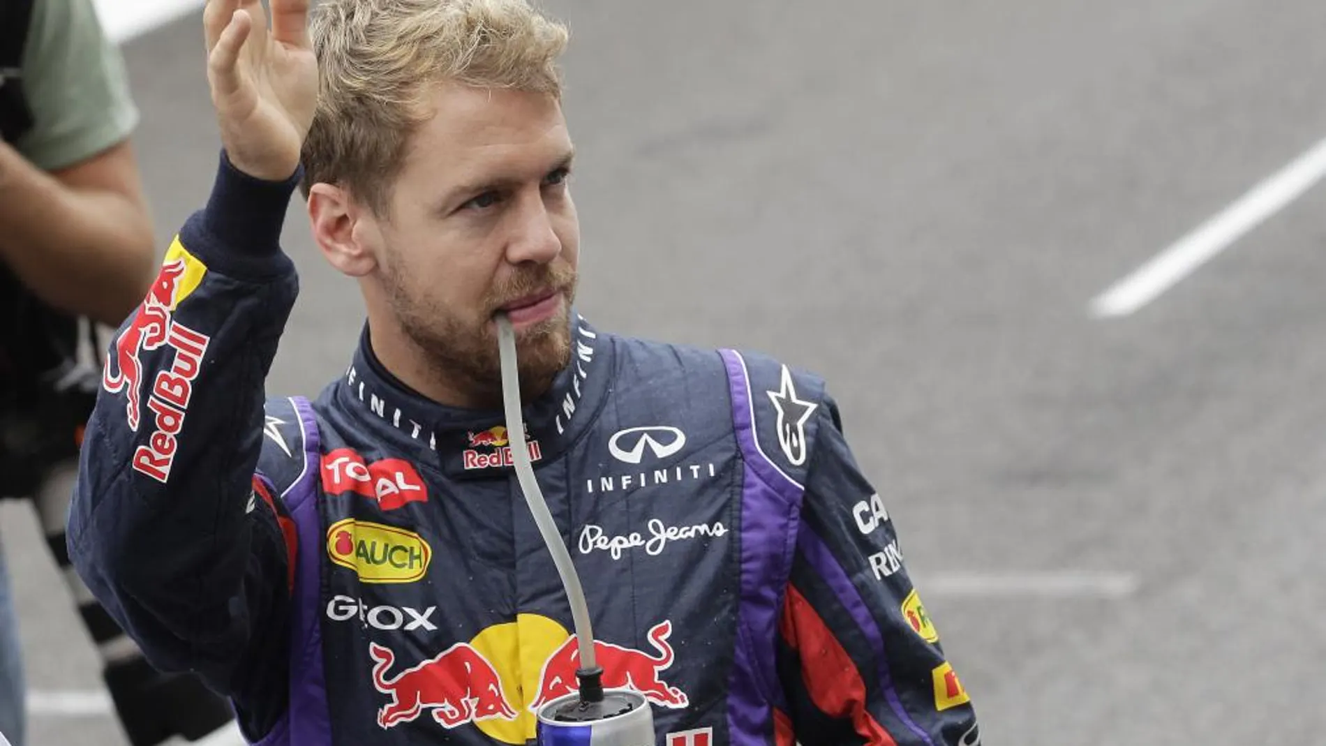 El piloto Sebastian Vettel saluda a los aficionados antes del Gran Bremio de Brasil en Interlagos