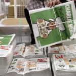 Copias del próximo número del semanario "Charlie Hebdo"en el centro de distribución en Nantes (Francia), que llegará mañana a los quioscos.