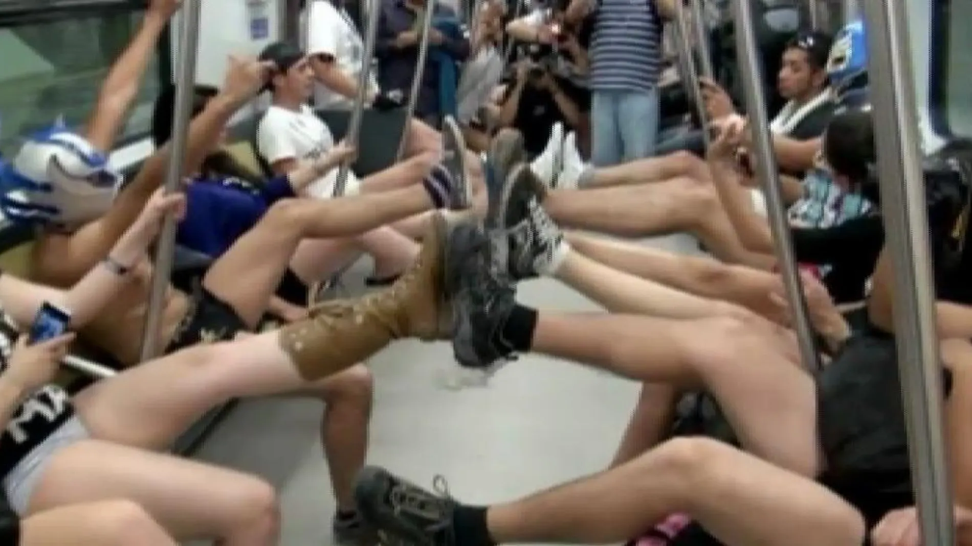 En el metro se quitan los pantalones por quinto año