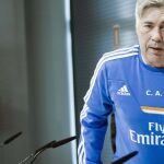 El técnico del Real Madrid, el italiano Carlo Ancelotti, tras la rueda de prensa que ha ofrecido hoy