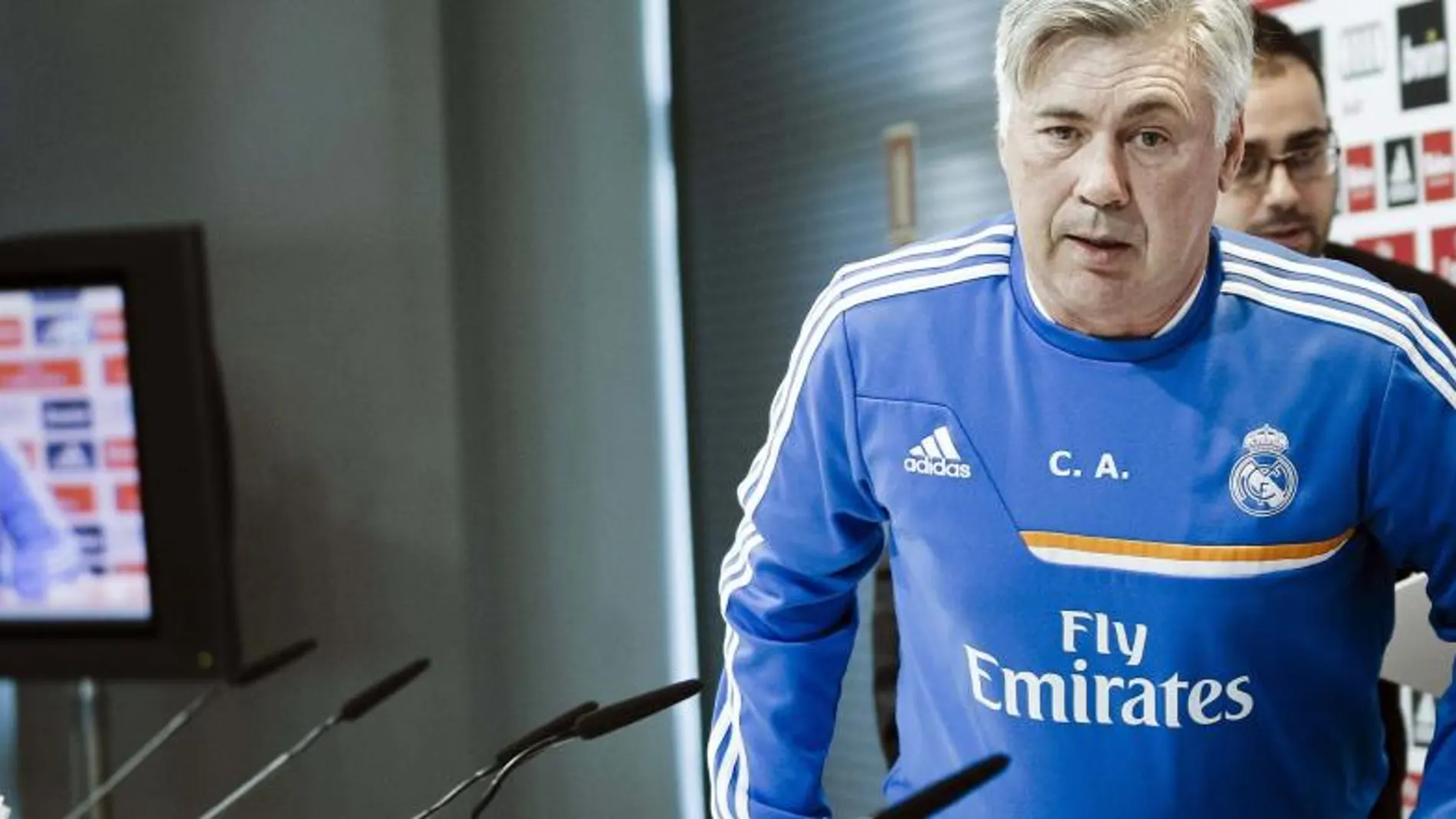 El técnico del Real Madrid, el italiano Carlo Ancelotti, tras la rueda de prensa que ha ofrecido hoy
