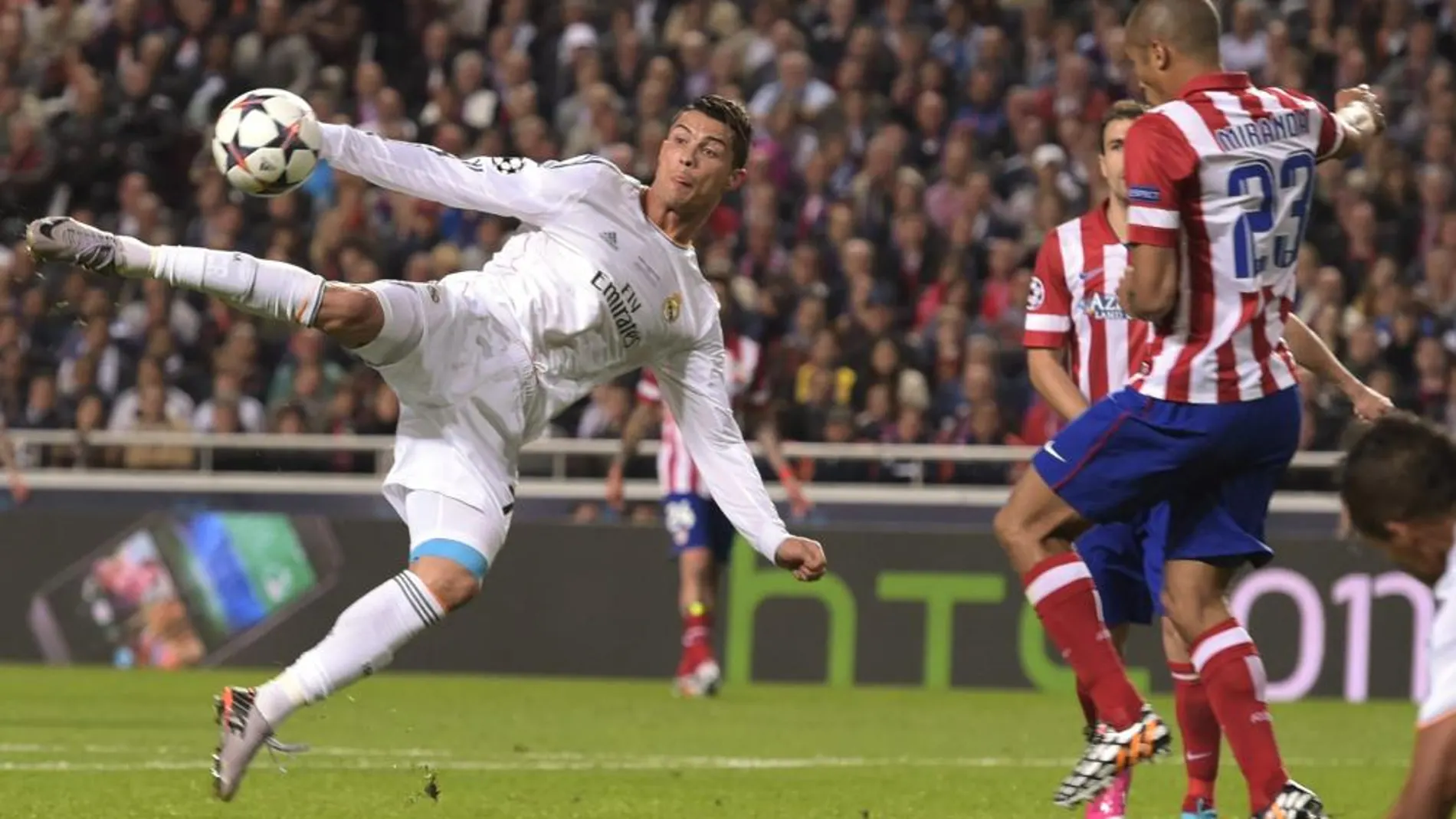 Cristiano Ronaldo chuta ante la presencia del atlético Miranda