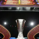 El trofeo de la UEFA Europa League en el escenario tras el sorteo