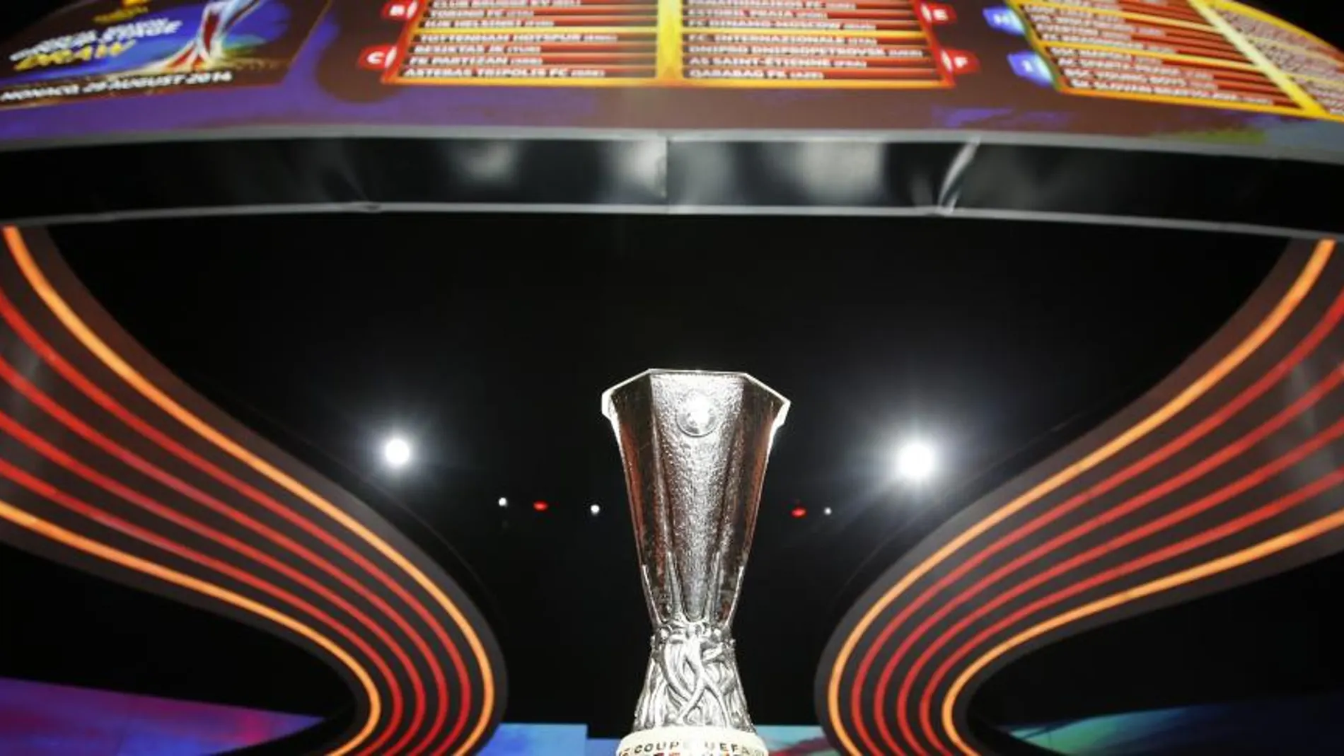 El trofeo de la UEFA Europa League en el escenario tras el sorteo
