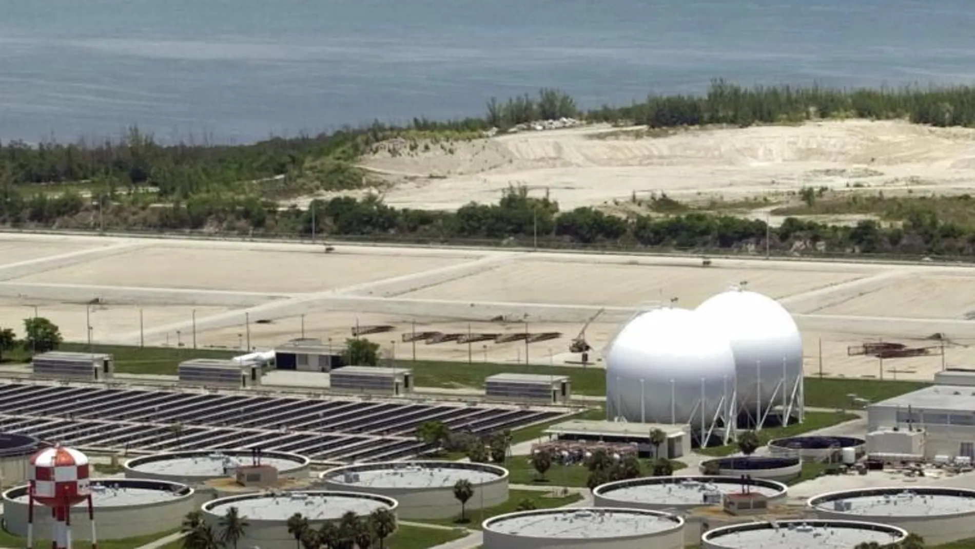 En primer término, una planta de aguas residuales en Miami