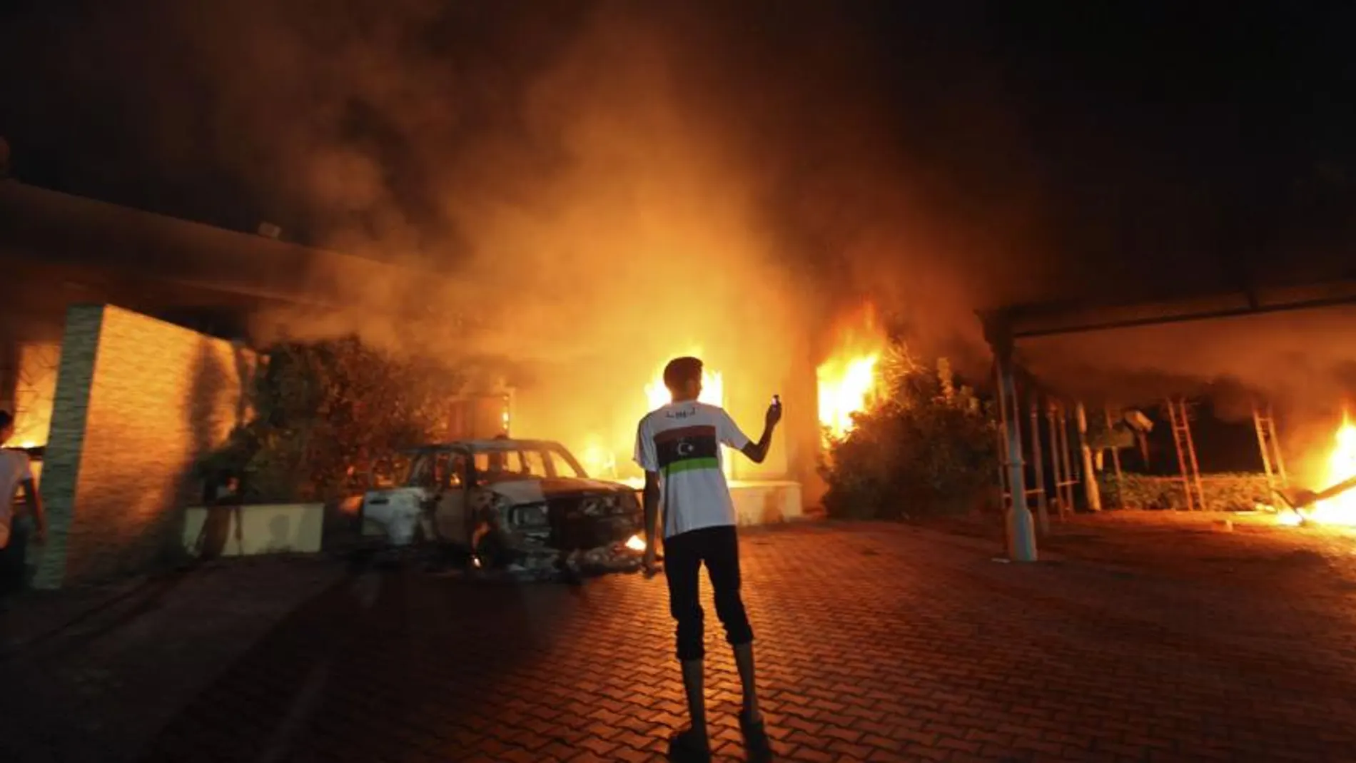 El consulado de Estados Unidos en Bengasi (Libia) en llamas, tras el ataque de septiembre de 2012.