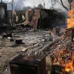 Una vivienda arde en Donetsk, supuestamente tras ser alcanzada por un proyectil, pese al alto el fuego decretado.