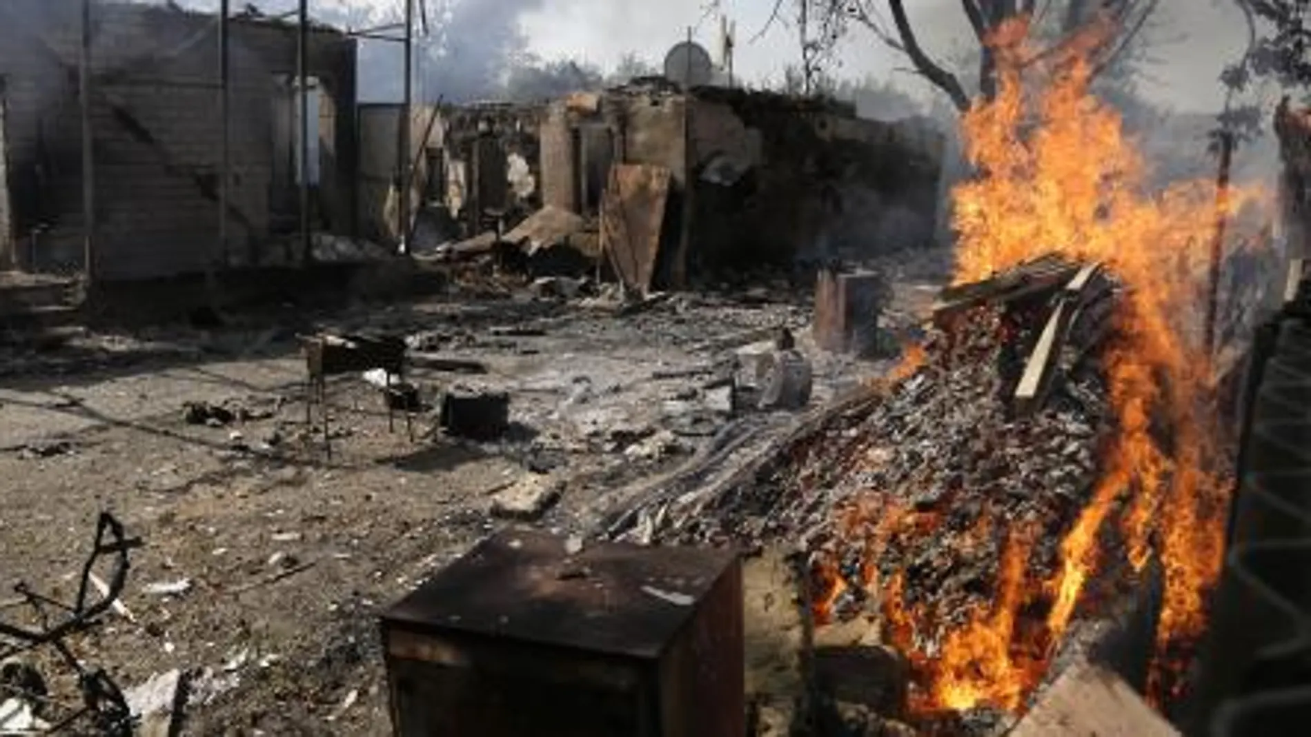 Una vivienda arde en Donetsk, supuestamente tras ser alcanzada por un proyectil, pese al alto el fuego decretado.