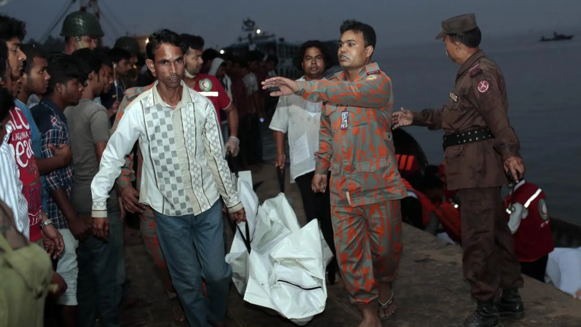 Los servicios de emergencia rescatan los cuerpos tras el naufragio.