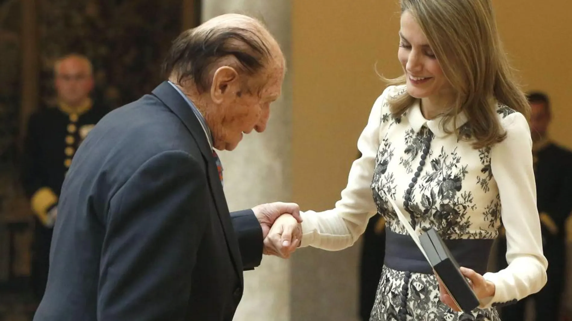 La Princesa de Asturias ayuda al rejoneador Ángel Peralta , en el momento de hacerle entrega de la Medalla de Oro al Mérito en las Bellas Artes 2011