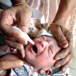 Un bebé recibe la vacuna de la polio en Bhopal (India)
