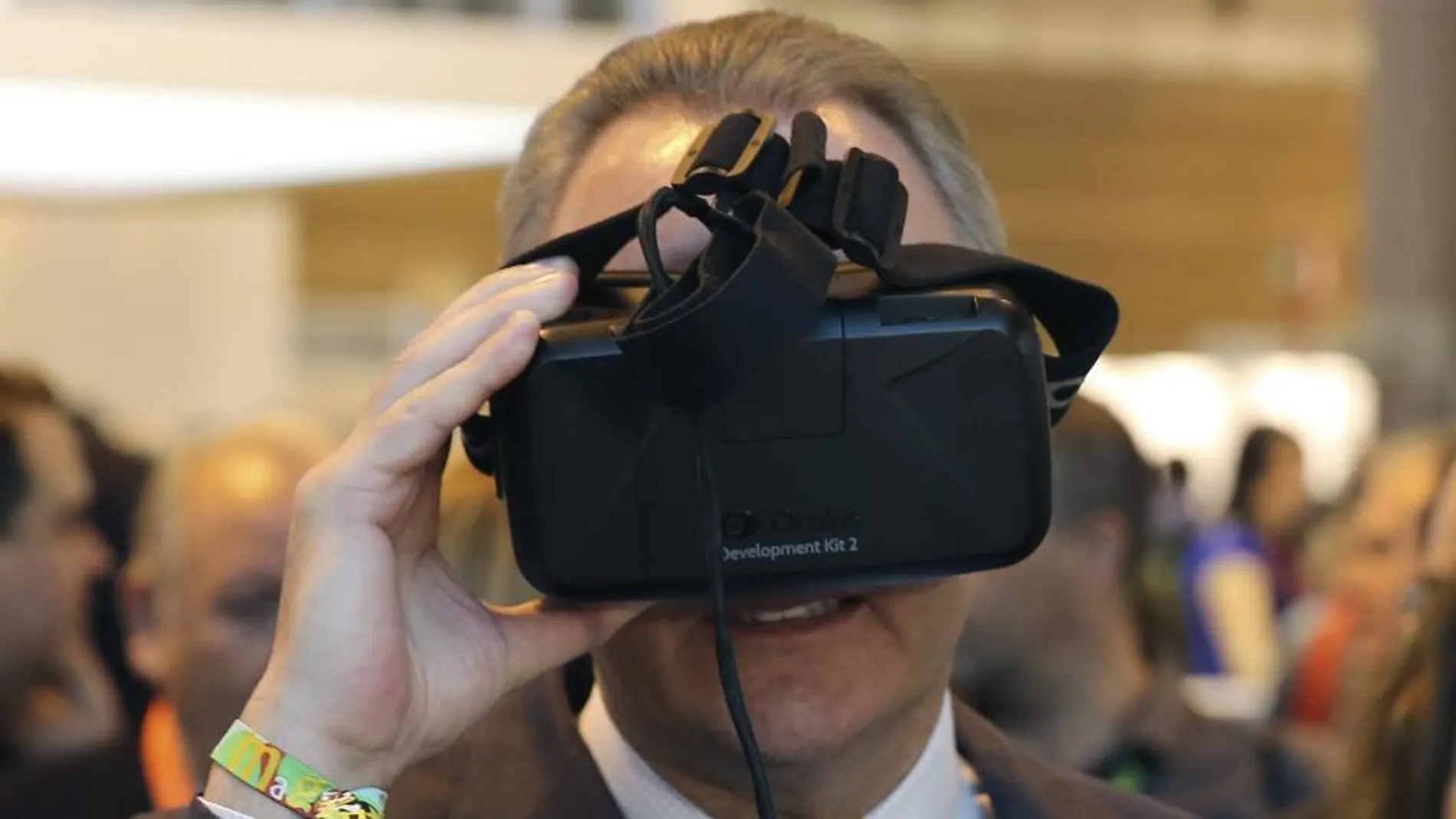 Alberto Fabra, con unas gafas 3D durante su visita ayer a Fitur