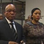 El presidente de Suráfrica, Jacob Zuma, llega al estadio de Soweto para el homenaje a Mandela