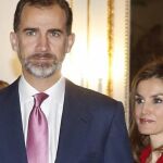 Los Reyes Felipe y Letizia, durante la audiencia que ha tenido lugar hoy en el Palacio de El Pardo