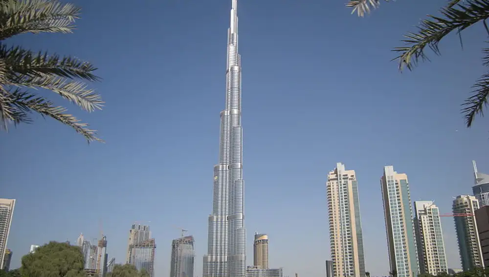 El Burj Khalifa, situado en Dubai, es el edificio más alto del mundo, con 828 metros