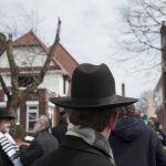 Algunos vecinos se congregan cerca de la casa en Midwood, en Brooklyn