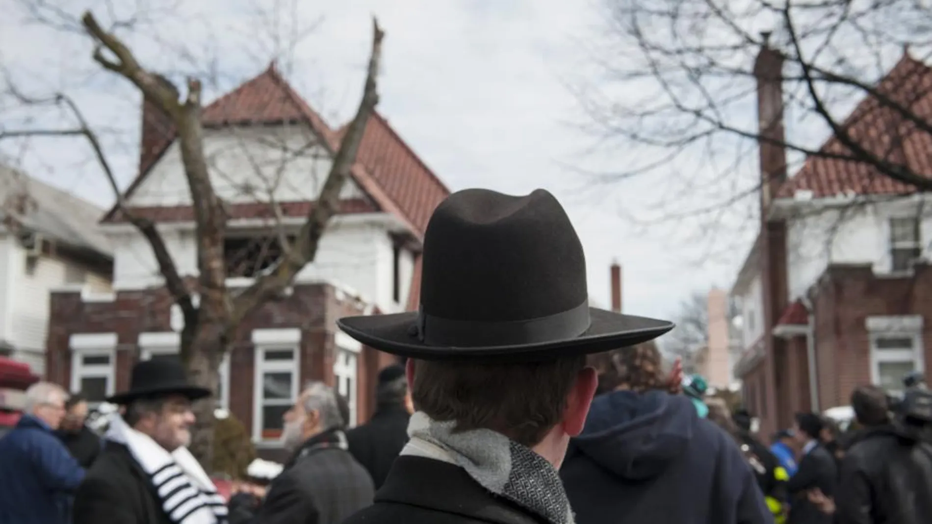 Algunos vecinos se congregan cerca de la casa en Midwood, en Brooklyn