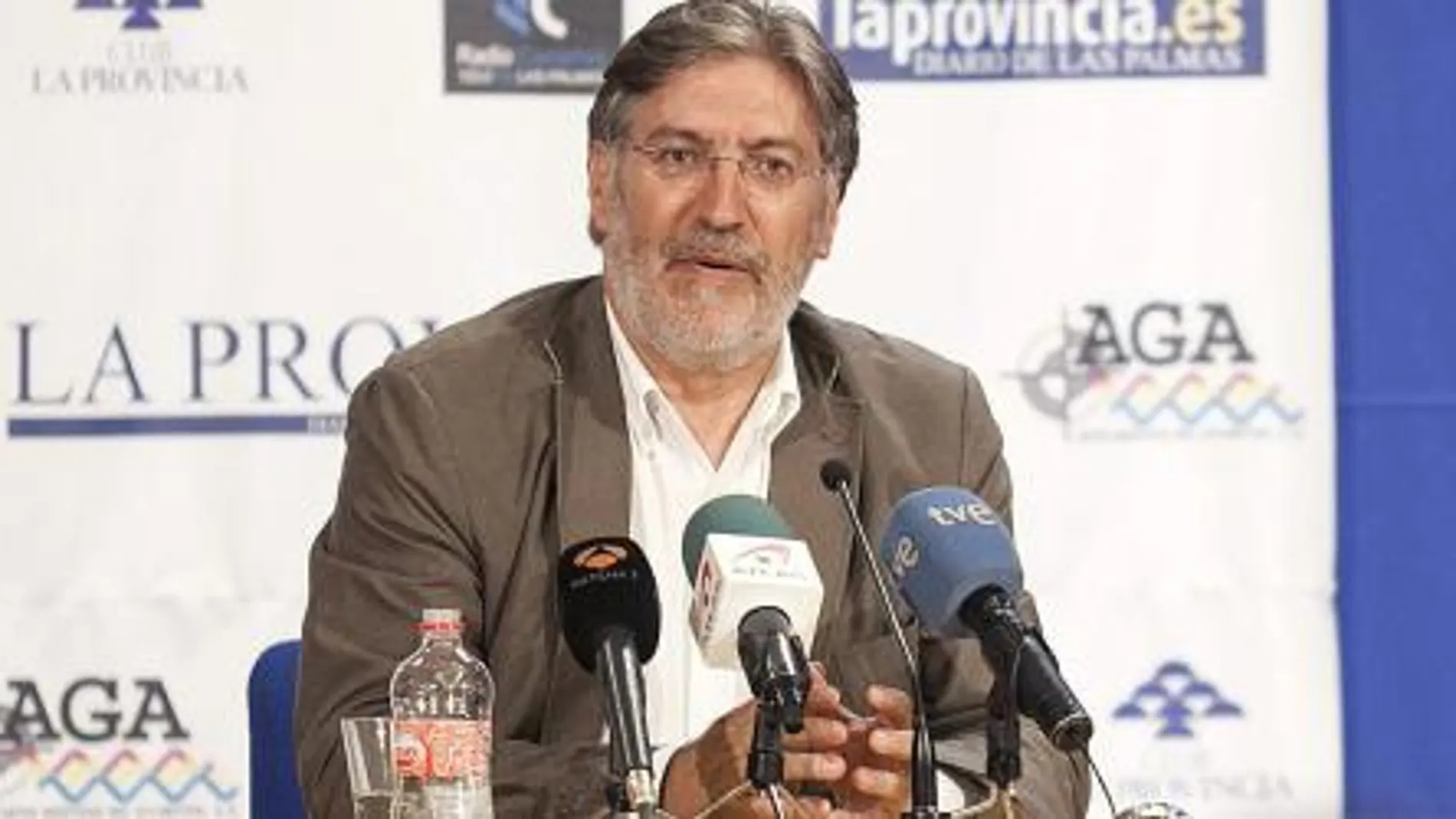 El candidato a secretaría general del PSOE José Antonio Pérez Tapias, durante u acto de campaña.