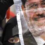 Un manifestante porta una pancarta de Mursi
