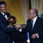 El presidente de la FIFA, Joseph Blatter, saludo a Cristiano Ronaldo tras hacerle entrega del Balón de Oro 2014.