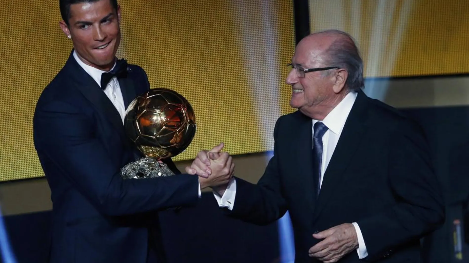 El presidente de la FIFA, Joseph Blatter, saludo a Cristiano Ronaldo tras hacerle entrega del Balón de Oro 2014.