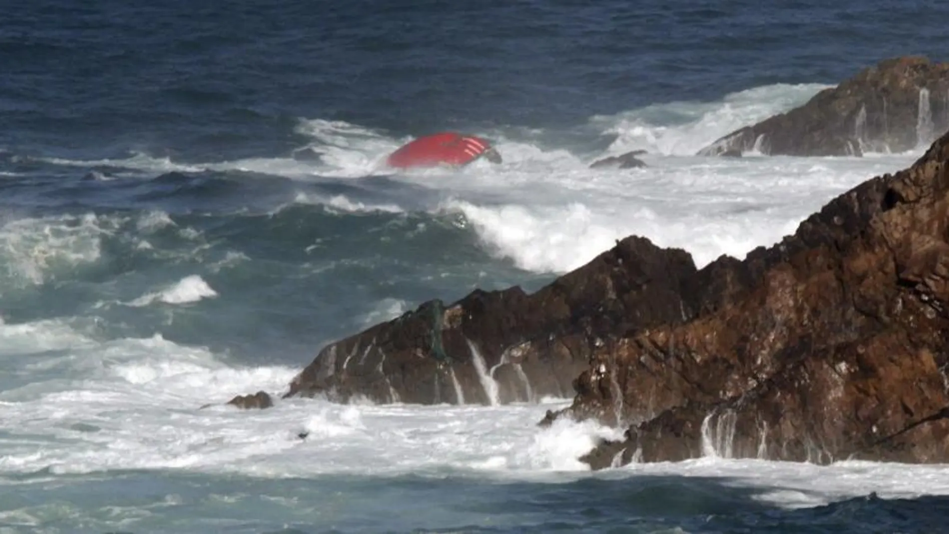 Proa del pesquero gallego con bandera portuguesa "Santa Ana"que se ha hundido esta madrugada a media milla de Cabo Peñas, en Asturias