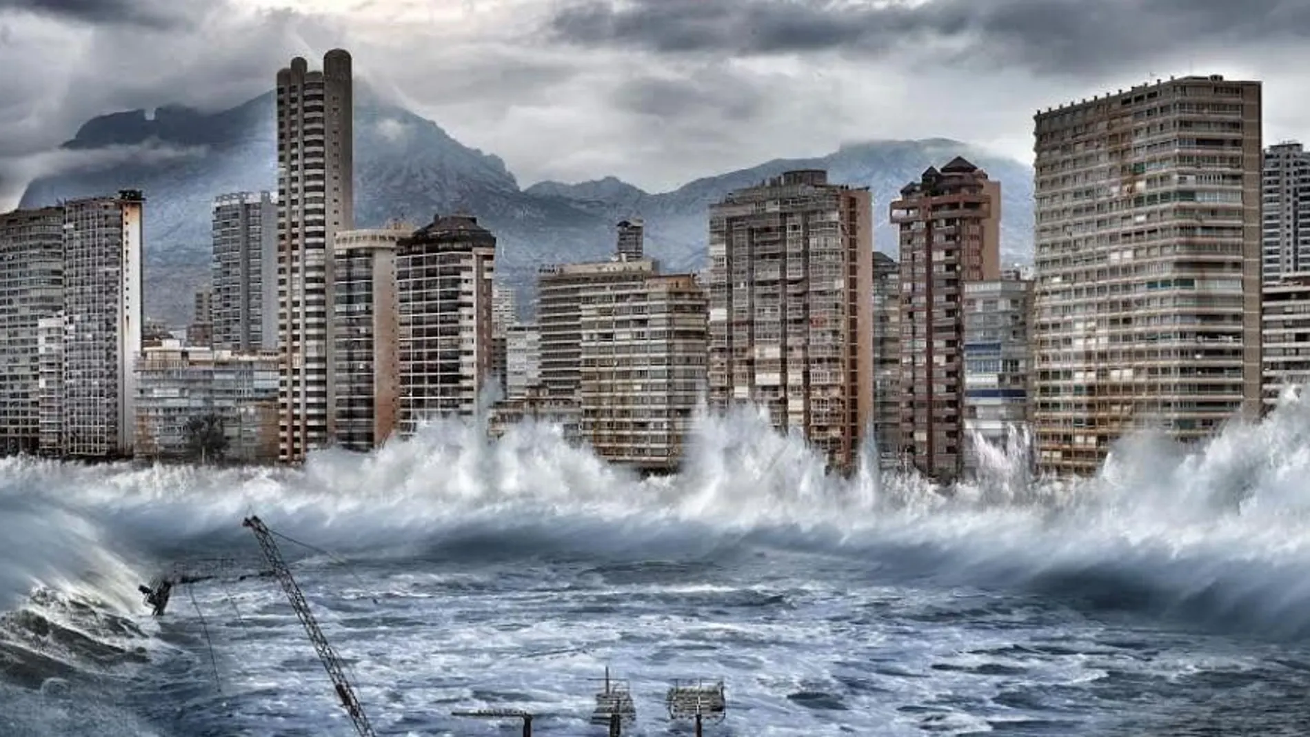 Montaje de Greenpeace de como se vería afectada la ciudad de Benidorm por la subida del nivel del mar en 2100.