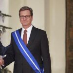 Rajoy condecora ayer al ministro alemán de Exteriores con la Gran Cruz del Mérito Civil en Moncloa