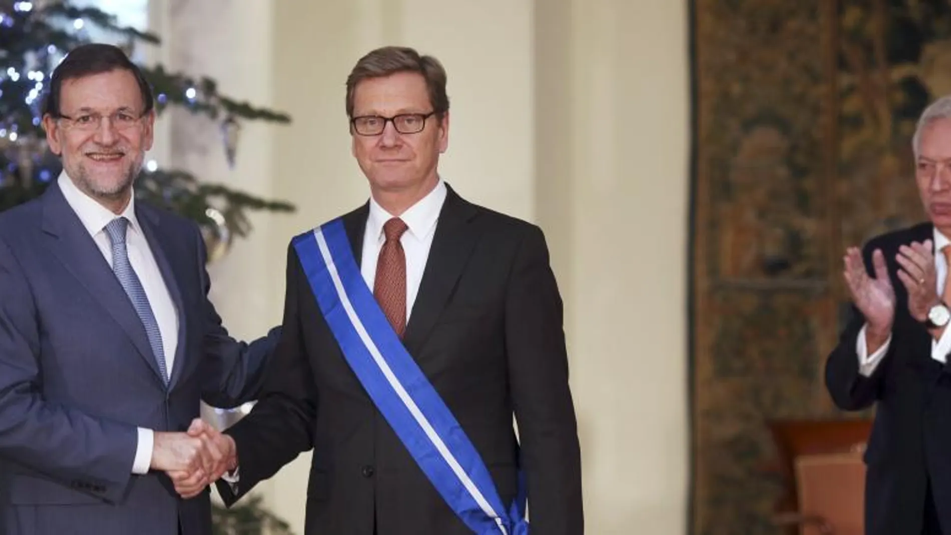 Rajoy condecora ayer al ministro alemán de Exteriores con la Gran Cruz del Mérito Civil en Moncloa