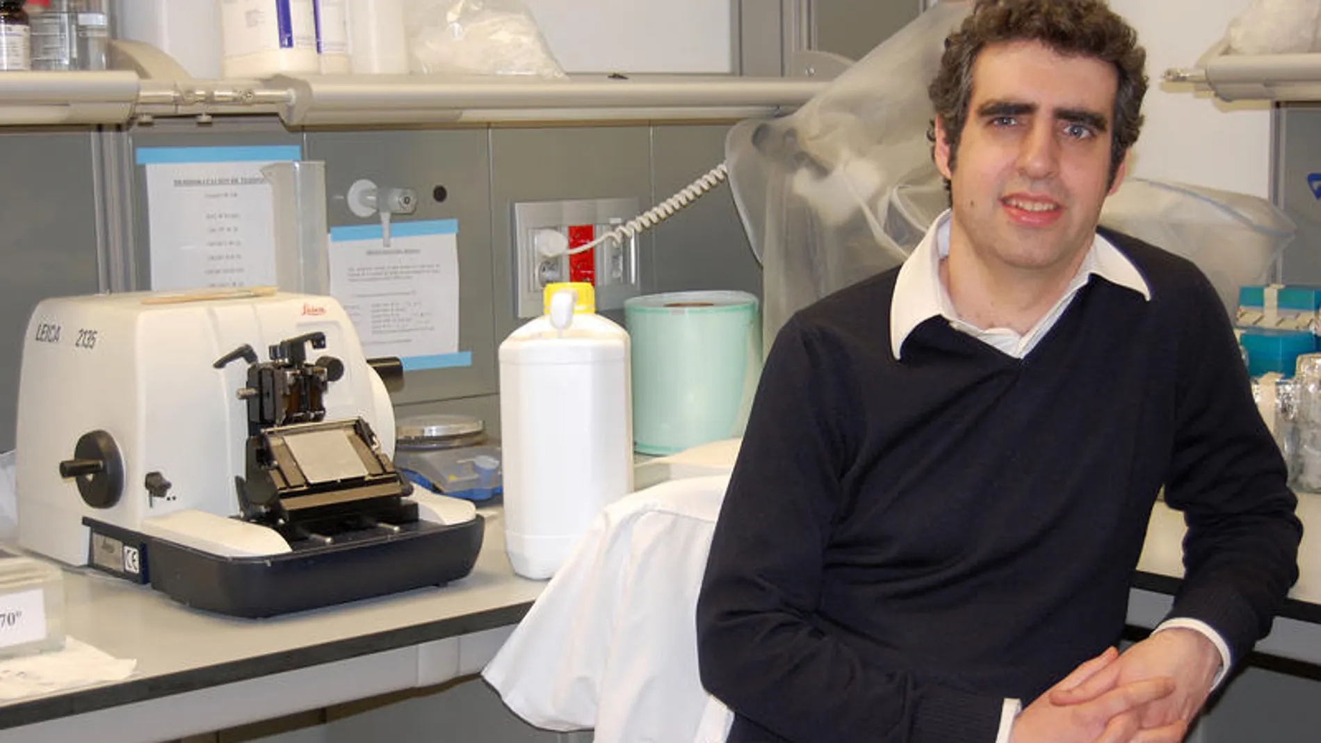 Manel Esteller en su laboratorio del IDIBELL
