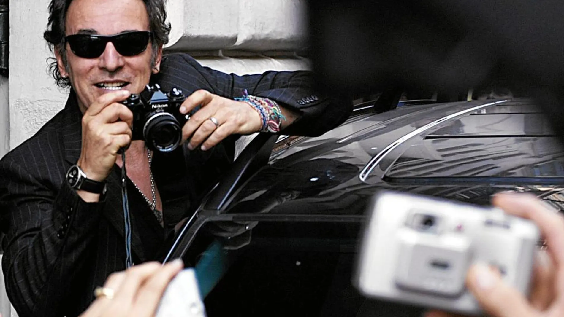 Springsteen fotografía a sus fans a la entrada a su hotel en Roma, antes de un concierto en junio de 2005
