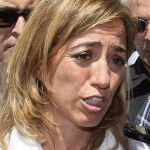 GRA098. ALICANTE, 22/05/2014.- La exministra Carme Chacón atiende a los medios en presencia de los integrantes de su formación Gabriel Echávarri (i) y David Cerdán, durante su visita el mercado de Carolinas, en Alicante, en el marco de la campaña electoral del PSOE ante las elecciones europeas de 2014. EFE/MORELL