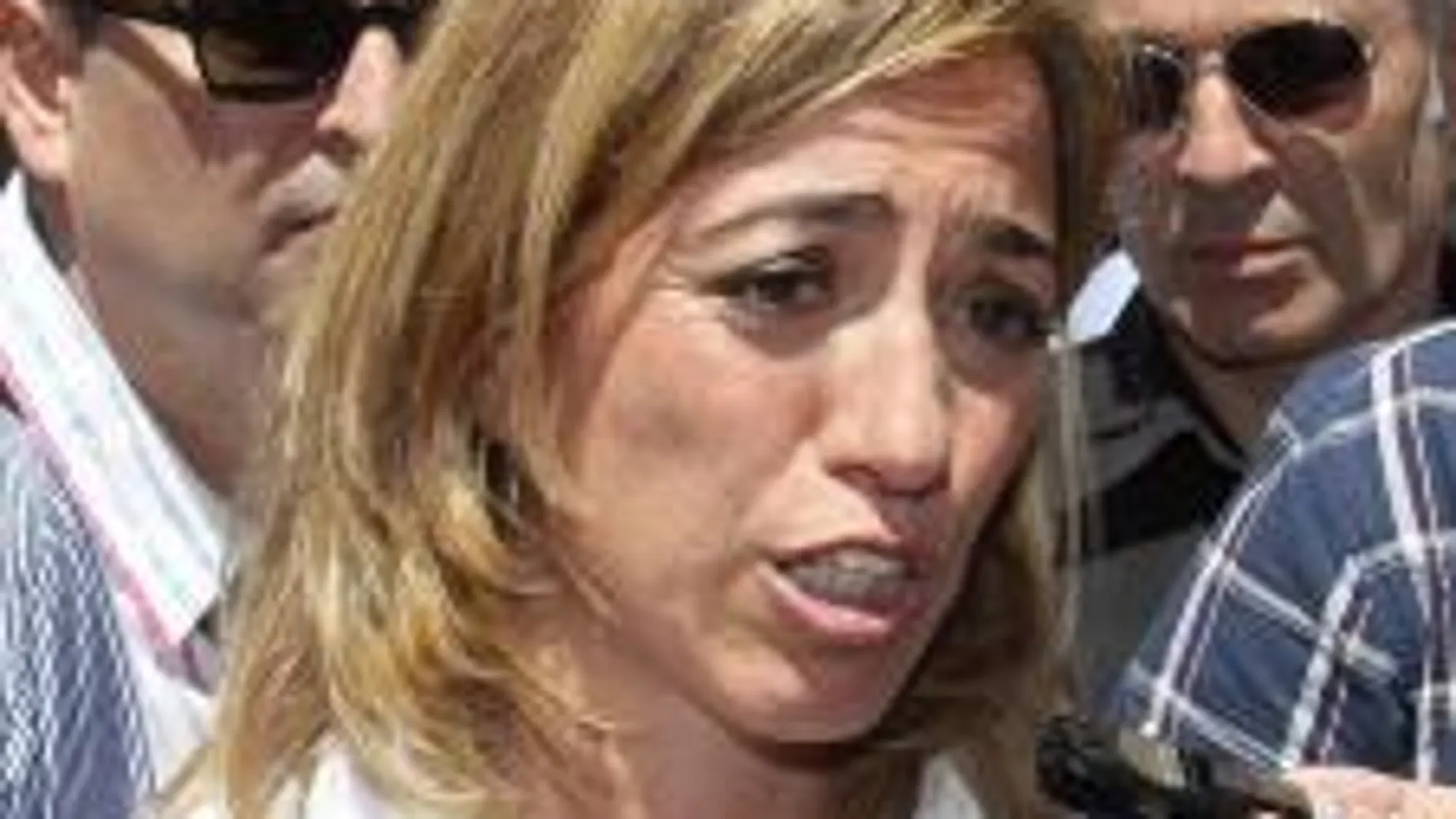 GRA098. ALICANTE, 22/05/2014.- La exministra Carme Chacón atiende a los medios en presencia de los integrantes de su formación Gabriel Echávarri (i) y David Cerdán, durante su visita el mercado de Carolinas, en Alicante, en el marco de la campaña electoral del PSOE ante las elecciones europeas de 2014. EFE/MORELL