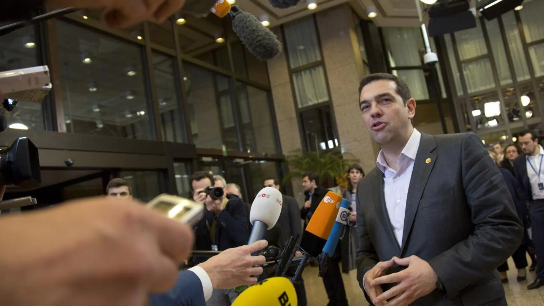 El primer ministro griego, Alexis Tsipras, habla con los medios durante la cumbre