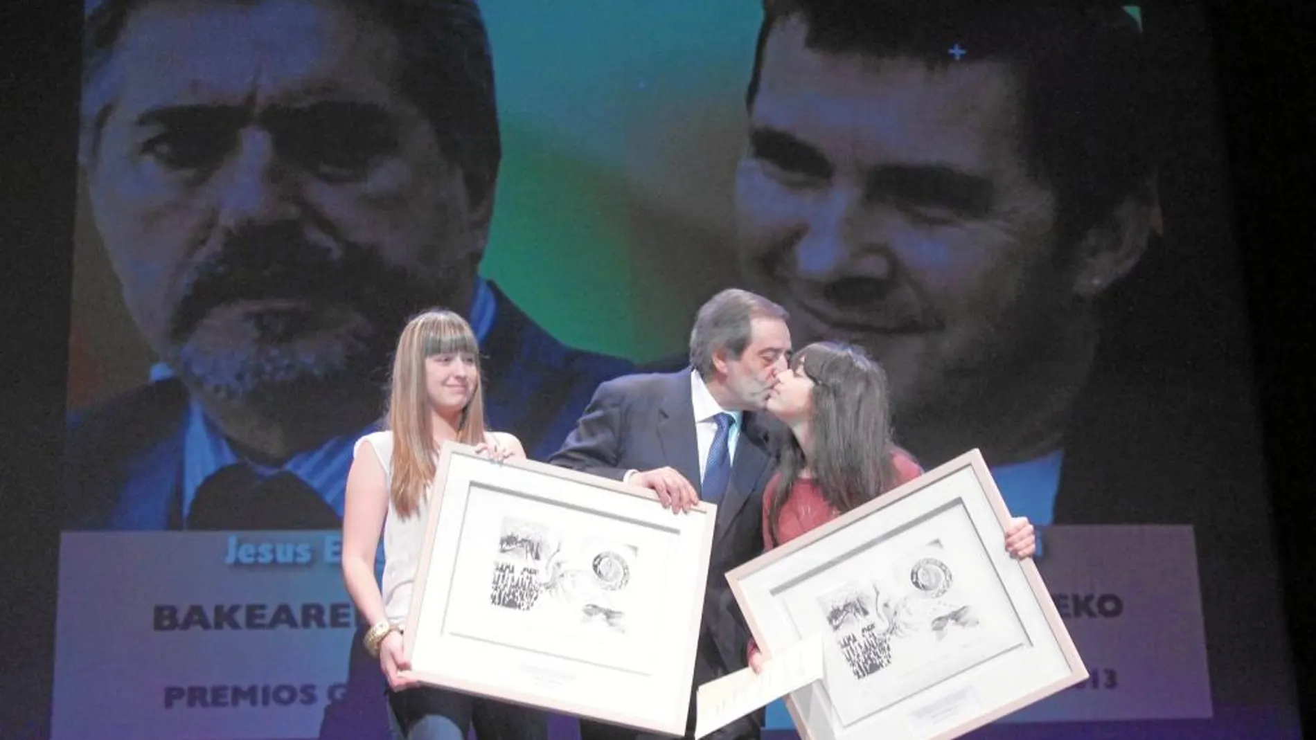 Las hijas de Otegi y Eguiguren recibieron el premio en Guernica en abril del pasado año