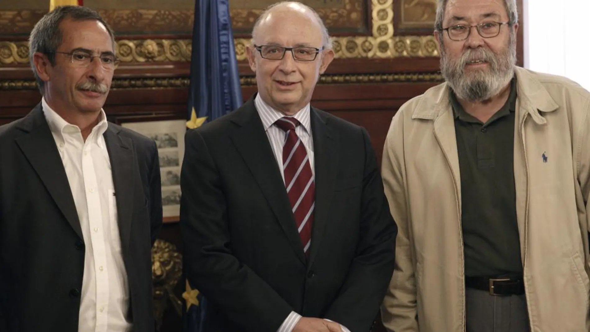 El ministro de Hacienda, Cristóbal Montoro, posa junto al secretario general de UGT, Cándido Méndez, y el secretario de Acción Sindical de CCOO, Ramón Górriz