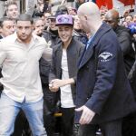 Justin Bieber sale de su hotel en Madrid bajo fuertes medidas de seguridad