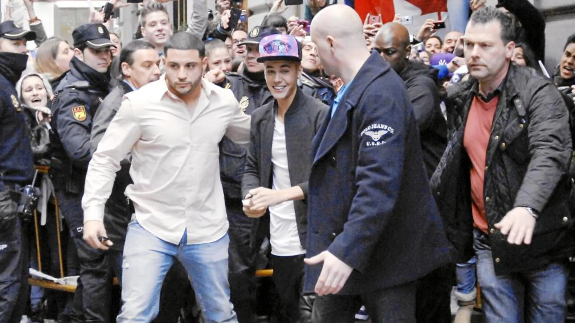 Justin Bieber sale de su hotel en Madrid bajo fuertes medidas de seguridad