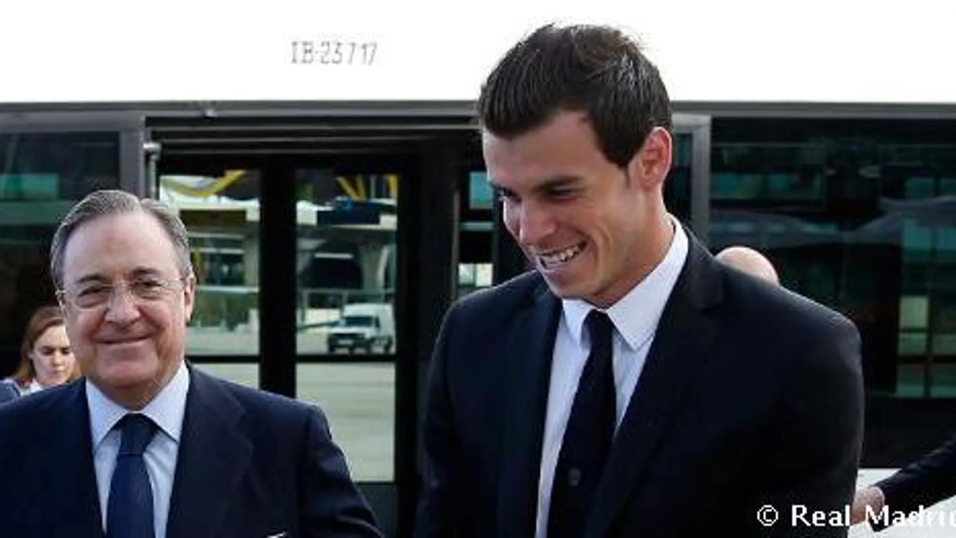 El Real Madrid, con su presidente Florentino Pérez y un restablecido Gareth Bale, ya viaja a Múnich
