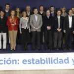 El presidente del Gobierno y del PP, Mariano Rajoy (6d), ha posado en la foto de familia durante un acto celebrado hoy en la localidad segoviana de La Granja de San Ildefonso, al que ha asistido la cúpula de su partido